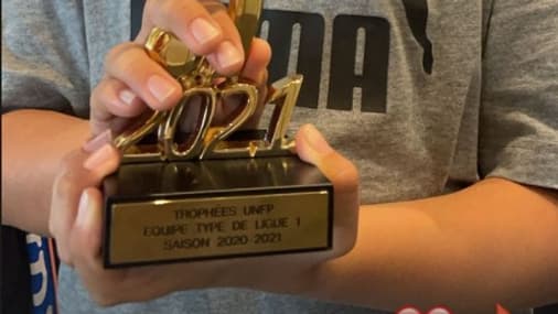 Le fils de Neymar avec le trophée UNFP de l'équipe-type de la saison Le fils de Neymar avec le trophée UNFP de l'équipe-type de la saison