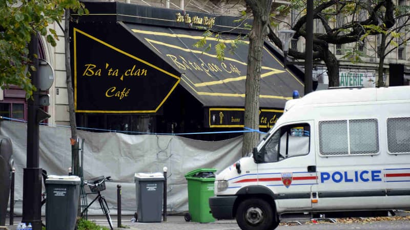 L'entrée du Bataclan est fermée d'une bâche blanche, après les attaques du 13 novembre qui ont fait 129 victimes à Paris et Saint-Denis.