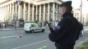 Gendarmes et policiers sont en faction devant tous les bâtiments officiels et les lieux jugés sensibles, comme les écoles confessionnelles ou lieux de culte.