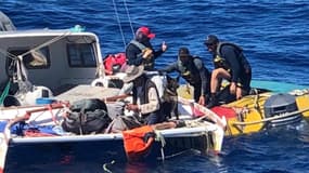 Tim Shaddock et sa chienne Bella, sur leur bateau accidenté lors de leur sauvetage par des marins mexicains