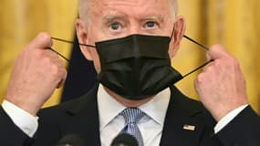 Le président américain Joe Biden enlève son masque avant un discours à la Maison Blanche, le 29 juillet 2021