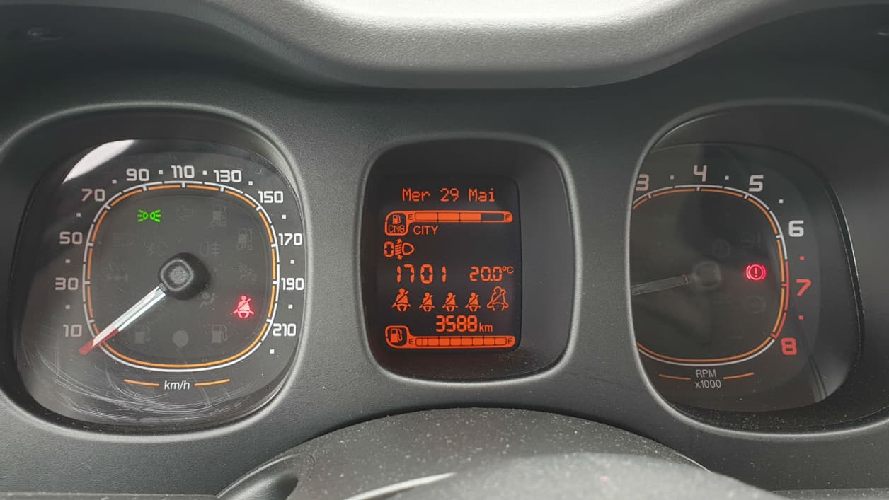 L'écran entre les compteurs indique l'autonomie du réservoir de GNV (CNG pour "Compressed Natural Gas") et d'essence.