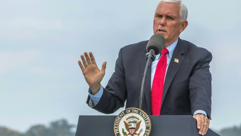 Mike Pence s'adresse aux participants d'un meeting à Greensboro (Caroline du Nord) le 27 octobre 2020
