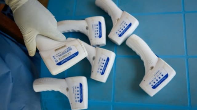 Des thermomètres utilisés pour les malades d'Ebola en Ouganda, le 12 décembre 2018 à Mpondwe en Ouganda.