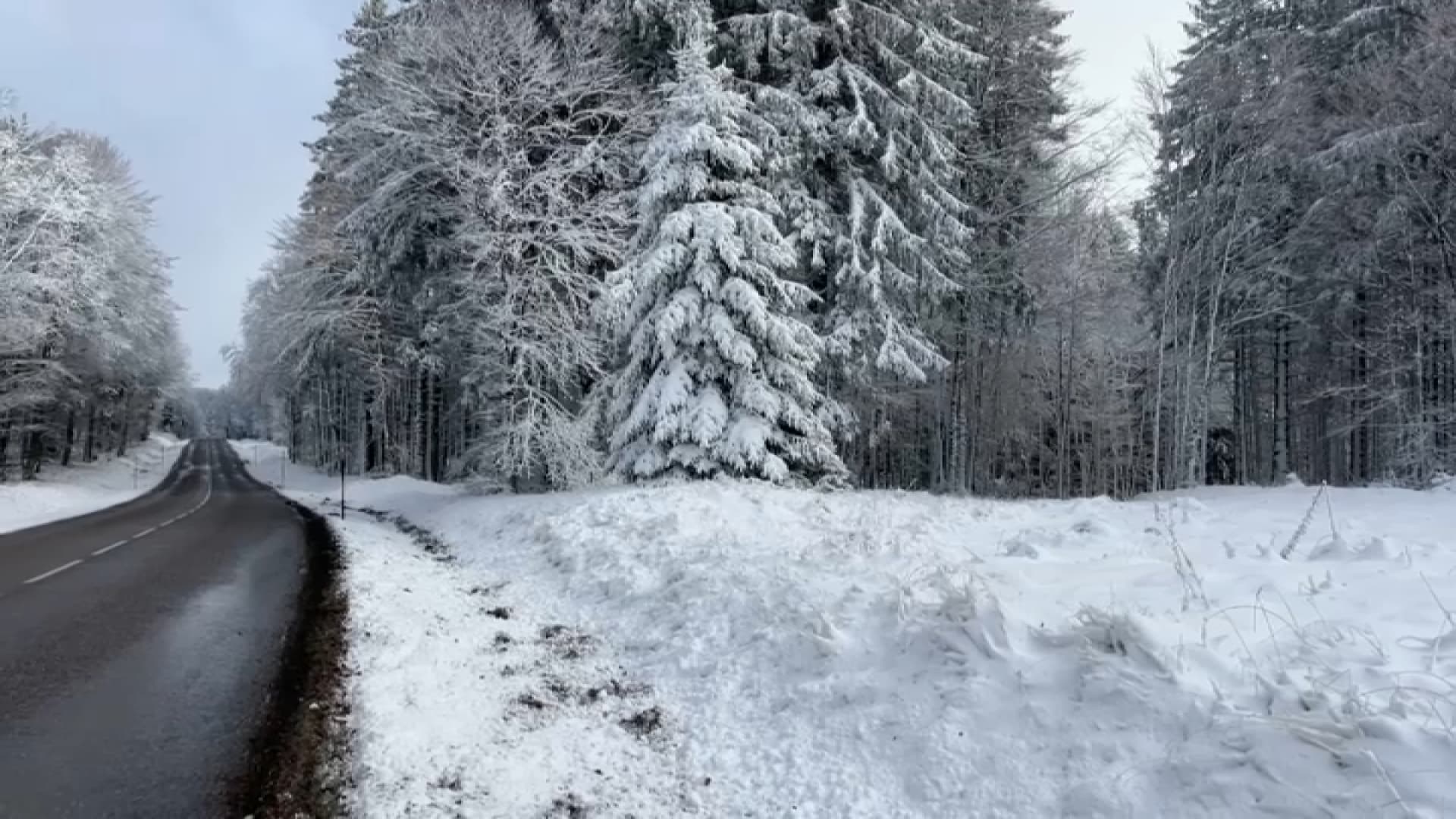 La neige est tombée dans la nuit de ce mardi 19 à ce mercredi 20 novembre, au niveau du sommet du Champ du Feu (Bas-Rhin). La neige est tombée dans la nuit de ce mardi 19 à ce mercredi 20 novembre, au niveau du sommet du Champ du Feu (Bas-Rhin).