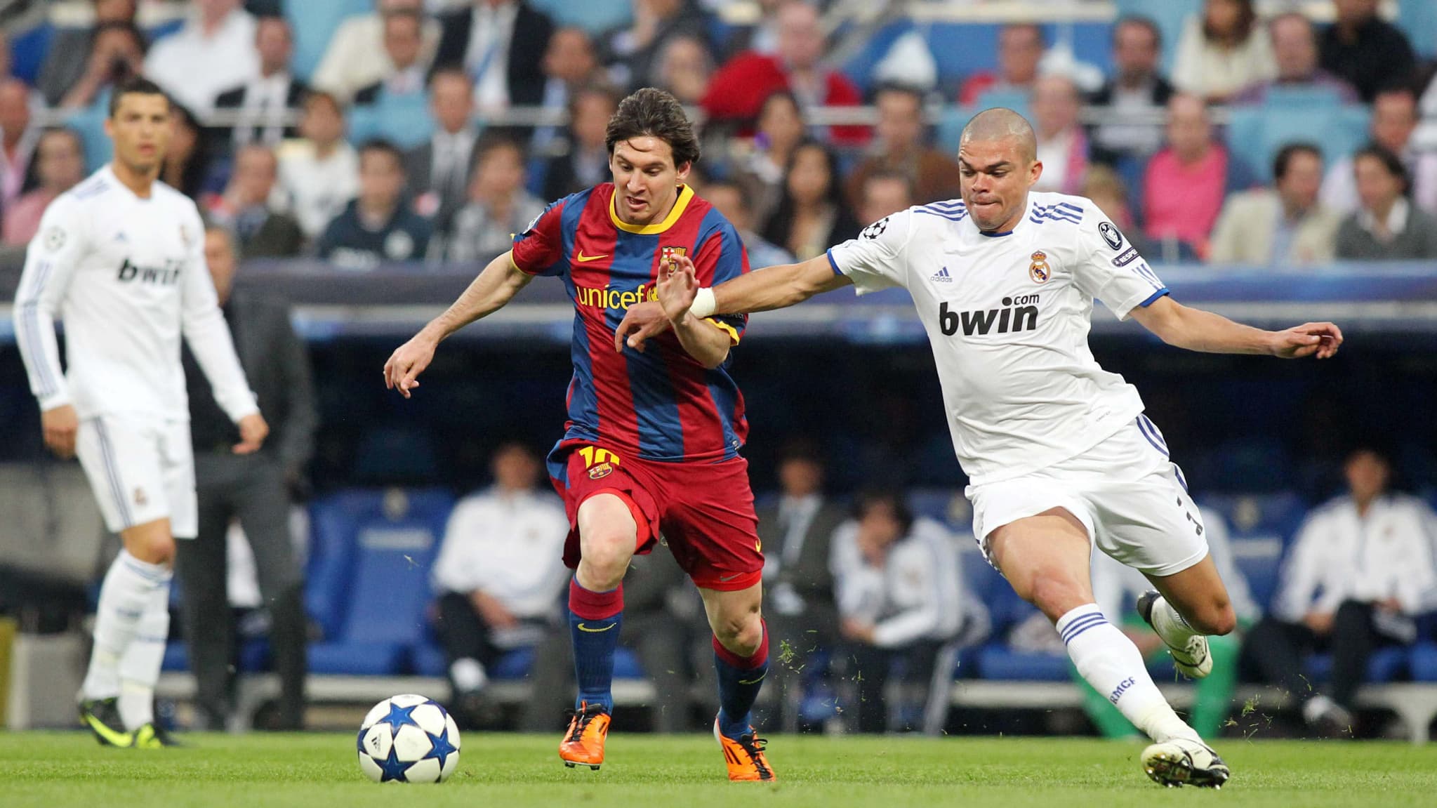 Lionel Messi au duel avec Pepe lors de Real-Barça en 2011