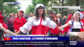 Des manifestants défilent dans les rues de Paris pour protester contre l'extension du pass sanitaire