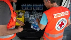 Des membres de la Croix-Rouge distribue de l'eau à des sans-abri, le 17 juin 2022 à Toulouse