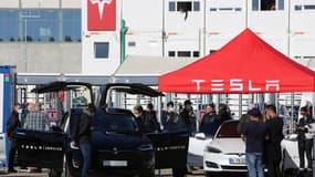 Des visiteurs assistent à la journée portes ouvertes de l'usine de Tesla, à Gruenheide, près de Berlin, le 9 octobre 2021.