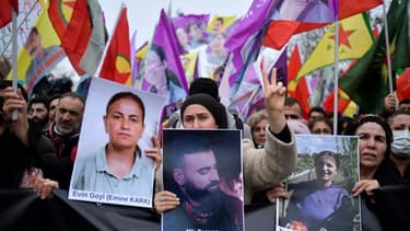 Des portraits d'Emine Kara et Mir Perwer, tués par des tirs la veille dans le Xe arrondement, lors d'une manifestation de membres de la communauté kurde, le 24 décembre 2022 place de la République à Paris