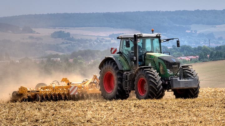 La disparition progressive des terres cultivées s'accompagne d'une baisse régulière du nombre d'exploitations agricoles.