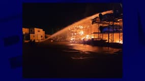 Un feu s'est déclaré dans la nuit de mercredi à jeudi à l'Estaque dans le 16e arrondissement de Marseille.