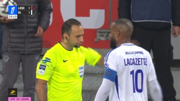 Lacazette discute avec Jérôme Brisard lors de LOSC-OL, le 1er novembre 2024. Lacazette discute avec Jérôme Brisard lors de LOSC-OL, le 1er novembre 2024.