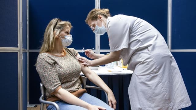 Une soignante est vaccinée contre le Covid-19 le 24 avril 2021. (Photo d'illustration)