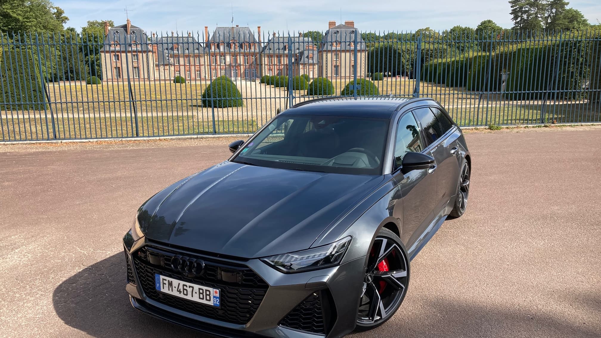 Cette quatrième génération de la RS6 Avant ne reprend que les portières avant, le hayon et le toit de la classique A6 Avant.