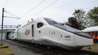 La livrée du TGV M, dévoilée lundi 29 avril à Belfort, est composée majoritairement de blanc, avec des touches de rouge sur les portes et le logo.
