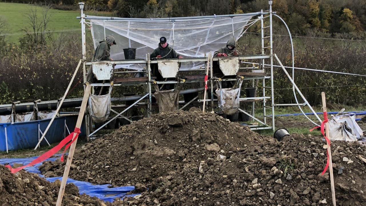 Les archéologues britanniques sur le site de fouilles de Bainville-aux-Miroirs.