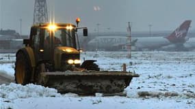 A l'aérpoport londonien d'Heathrow, lundi. Le trafic aérien et les liaisons ferroviaires internationales sortent peu à peu du chaos provoqué par la neige et le froid en Europe mais la polémique enfle sur l'impréparation des transports. /Photo prise le 21