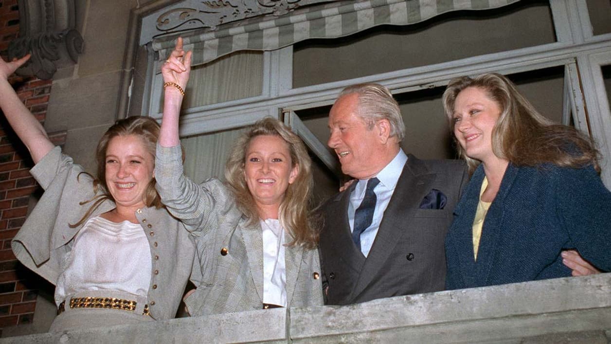 Jean-Marie Le Pen et ses trois filles en 1988 : Marine, qui l'a évincé du parti, Marie-Caroline, qu'il a répudié en 1998 et Yann, la mère de Marion Maréchal-Le Pen. Jean-Marie Le Pen et ses trois filles en 1988 : Marine, qui l'a évincé du parti, Marie-Caroline, qu'il a répudié en 1998 et Yann, la mère de Marion Maréchal-Le Pen.