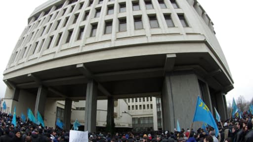 Manifestants massés devant le siège du Parlement de Crimée à Simferopol, mercredi 26 février.