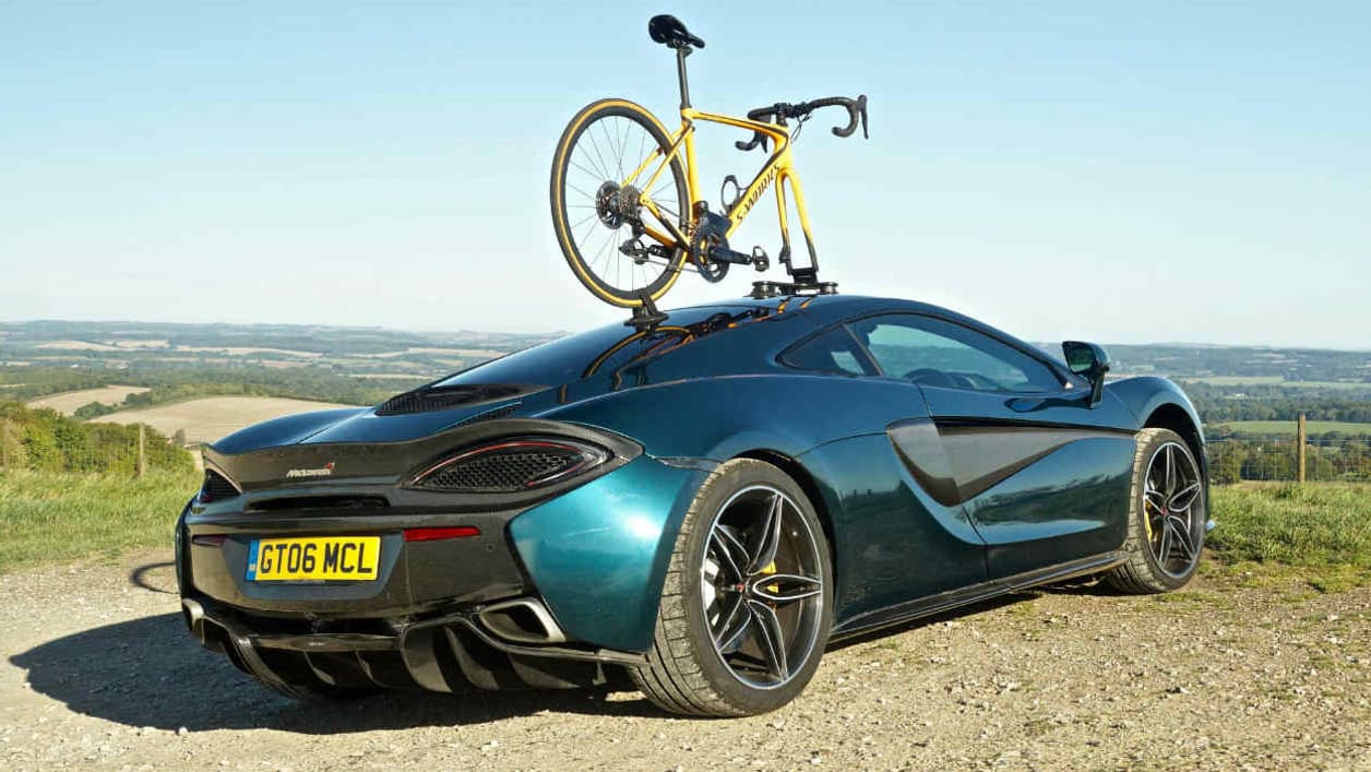 En collant des ventouses sous la roue arrière, et la fourche à l'avant, cette McLaren 570 GT peut transporter le vélo conçu par MAT. En collant des ventouses sous la roue arrière, et la fourche à l'avant, cette McLaren 570 GT peut transporter le vélo conçu par MAT.