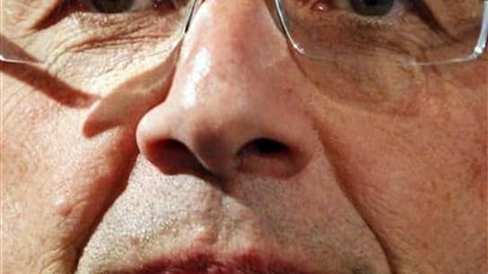 François Hollande a estimé lundi que les critiques formulées à son égard par François Fillon lors de ses voeux montraient qu'il devait "faire peur" au Premier ministre. Lors de ses voeux à la presse, le chef du gouvernement a accusé le candidat socialiste