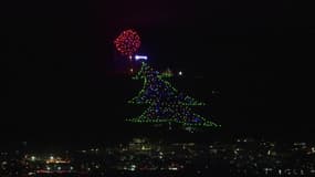 L'un des plus grands arbres de Noël du monde a été éclairé ce lundi en Italie