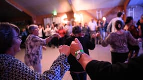 Des personnes participent à un bal organisé pour les célibataires dans une zone rurale, à Saint-Omer-de-Blain, dans l'ouest de la France, le 29 mars 2025.