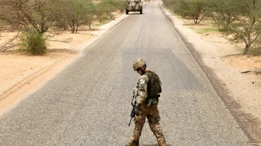 Un soldat allemand de la Minusma recherche des engins explosifs artisanaux sur la route Gao-Gossi, au Mali, le 2 août 2018