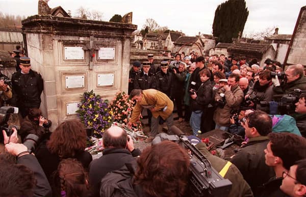La foule venant fleurir la tombe de François Mitterrand à Jarnac, le 11 janvier 1996