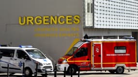 Une ambulance et un camion de pompiers devant le CHU de Nantes le 16 mars 2017 (image d'illustraiton
