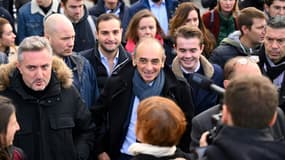 Eric Zemmour (c) lors d'un déplacement à Marseille, le 27 novembre 2021