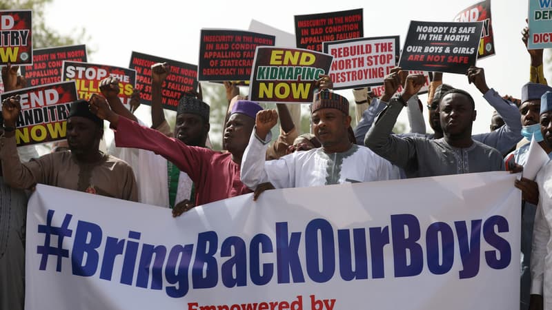 Plusieurs personnes ont manifesté ce jeudi après l'enlèvement de plusieurs écoliers dans le nord-ouest du Nigeria.