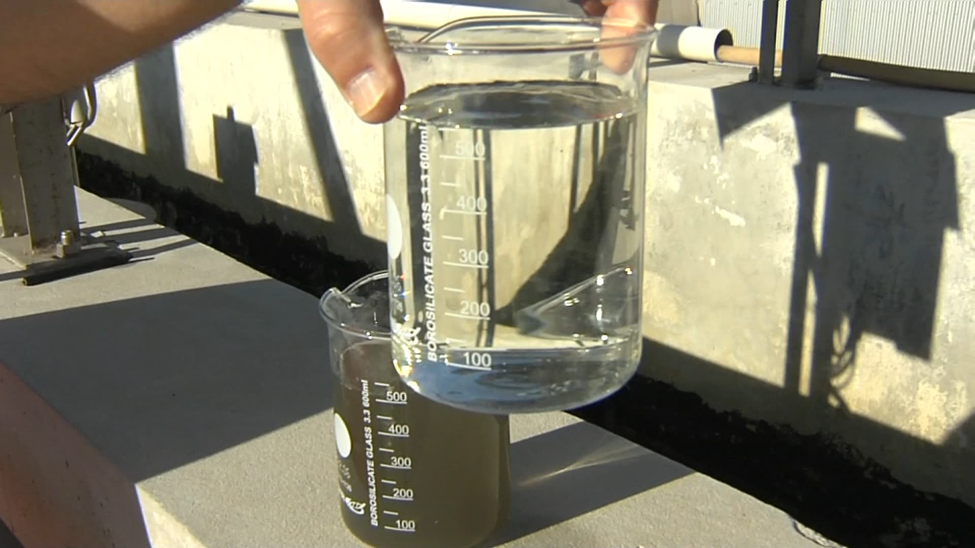 À gauche, les eaux usées arrivant à la station d'épuration et de traitement. À droite, l'eau réutilisable qui a été traitée au cours du processus. À gauche, les eaux usées arrivant à la station d'épuration et de traitement. À droite, l'eau réutilisable qui a été traitée au cours du processus.