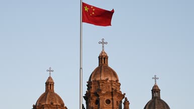 Un drapeau chinois flotte devant l'église Saint-Joseph, ou église catholique Wangfujing, à Pékin, le 20 octobre 2020