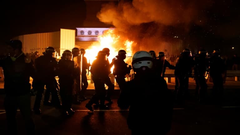 Heurts entre policiers et manifestants lors d'une manifestation contre le projet de loi "sécurité globale", le 28 novembre 2020 à Paris