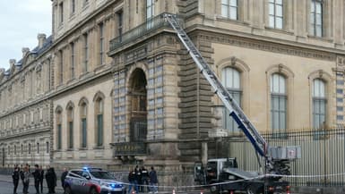 Des policiers près d'un monte-charge utilisé lors d'un cambriolage au musée du Louvre, le 19 octobre 2025 à Paris.