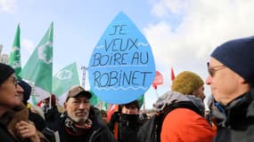 Manifestation des syndicats agricoles, des fédérations de pêcheurs et des politiciens de gauche contre la pollution par les pesticides en Bretagne et la révision du texte SAGE visant à protéger l'eau à Rennes, dans le département d'Ille-et-Vilaine, dans l'ouest de la France, le 10 janvier 2026.