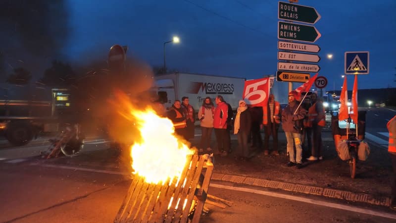 Les manifestants se sont rassemblés au niveau du rond-point des Vaches à Saint-Etienne du Rouvray