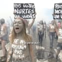 "Pas une de plus !": grimées en zombies, ces Femen protestent à Paris contre les féminicides