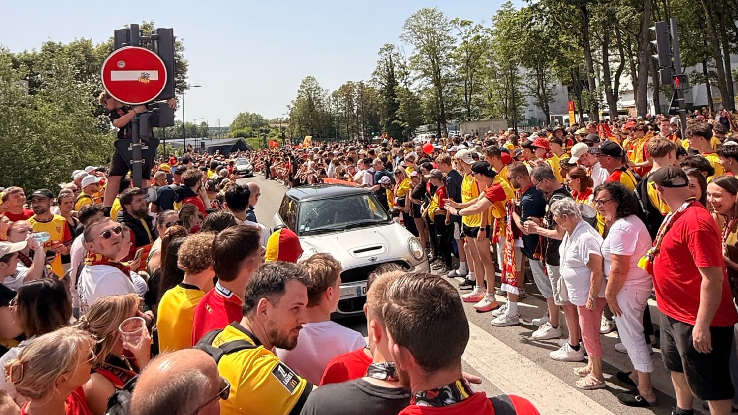 Les supporters lensois prêts à fêter la victoire en Coupe de France à Lens le 23 mai 2026