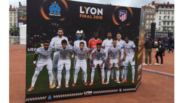 OM-Atlético: le stand photo qui passe mal place Bellecour