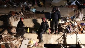 Les secours tentent de retrouver des survivants à Kahramanmaraş, le 7 février 2023
