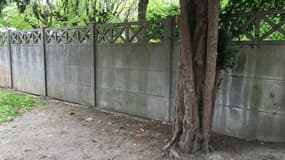 Le muret du parc Charles-de-Gaulle où les faits ont eu lieu.