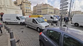 Un cortège de forain en direction du Vieux Port à Marseille.