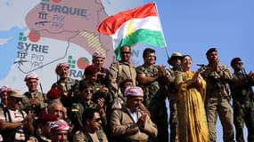 Des peshmergas sur la ligne de front, près d'Erbil, dans le Kurdistan irakien, le 5 octobre 2014.
