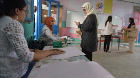 Une femme dans un bureau de vote à Tunis, dimanche 15 septembre 2019.