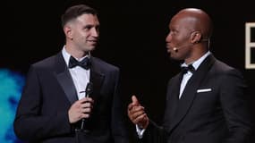 Emiliano Martinez avec Didier Drogba lors de la soirée du Ballon d'or 2023
