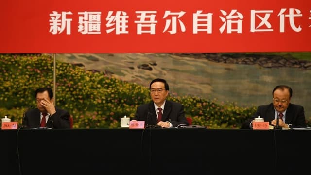 Le chef du Parti communiste chinois au Xinjiang, Chen Quanguo (au centre).
