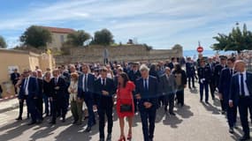 Emmanuel Macron et Fabien Roussel devant la maison de Danièle Casanova le 28 septembre 2023 à Ajaccio